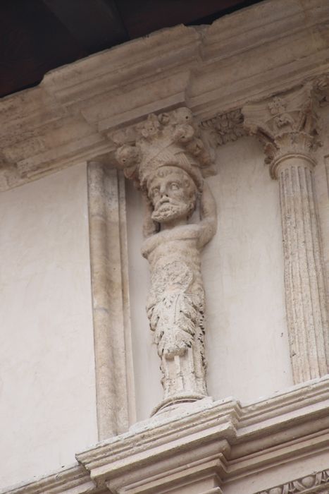 Maison des Chevaliers : Façade sur rue, détail des éléments décoratifs