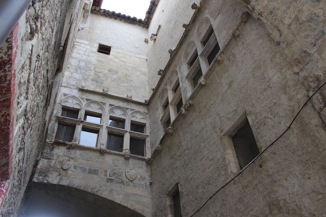 Maison des Chevaliers : Façade sur rue et son aile surplombant la rue, vue partielle