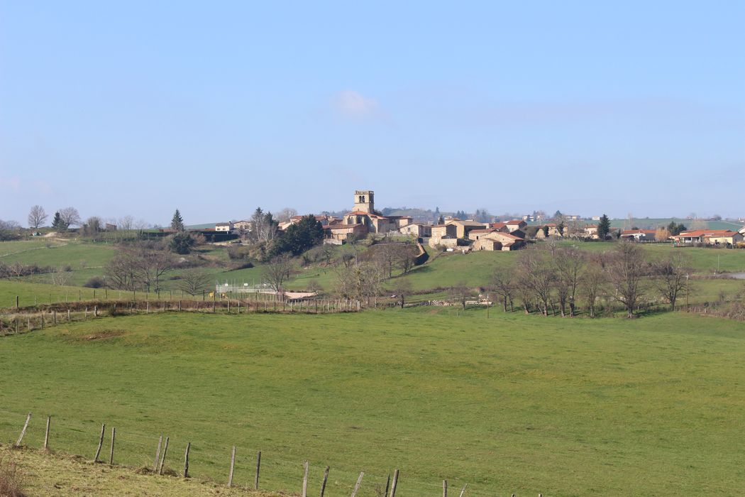 Eglise Saint-Julien : Vue générale de l'église dans son environnement depuis l'Est