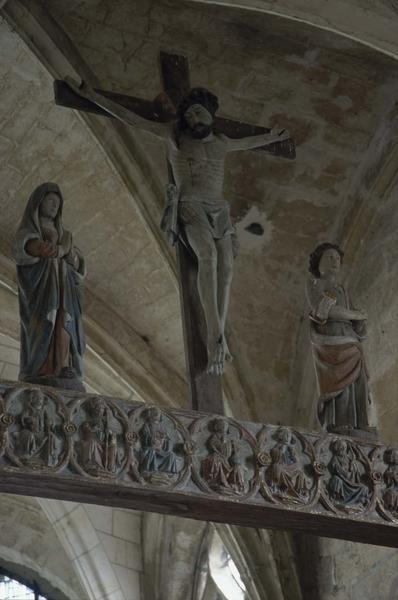 Intérieur : poutre de gloire, Christ en croix et statues