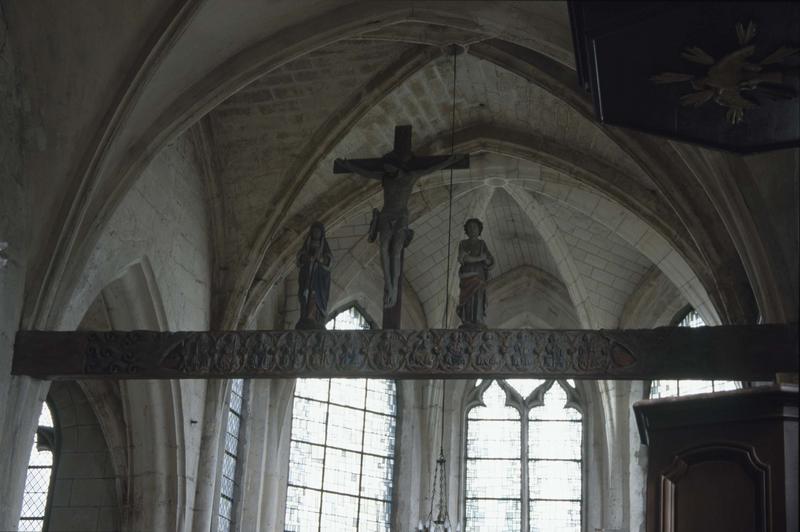 Intérieur : poutre de gloire, Christ en croix et statues