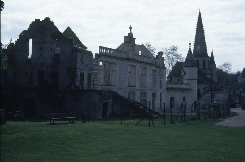 Ruines du logis Renaissance et clocher de l'église