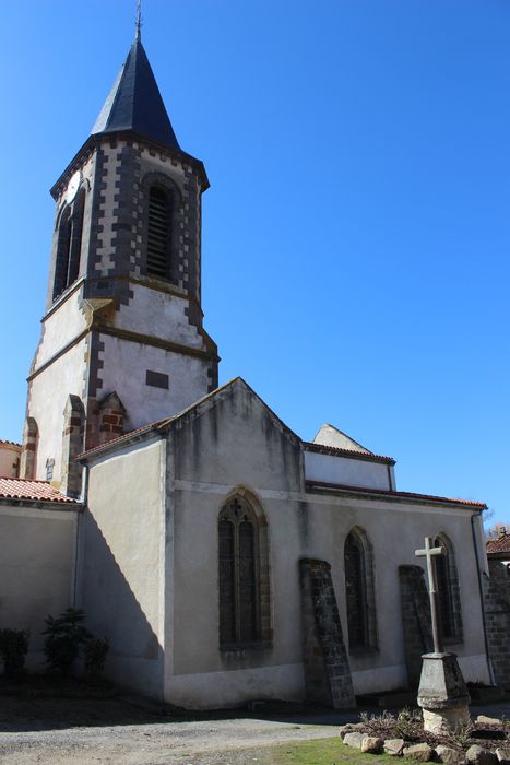 Eglise Saint-Julien : Façade latérale nord, vue partielle