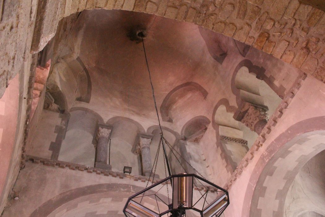 Eglise Saint-Julien : Voûte supportant le clocher, vue générale