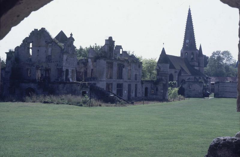 Ruines du logis Renaissance et clocher de l'église