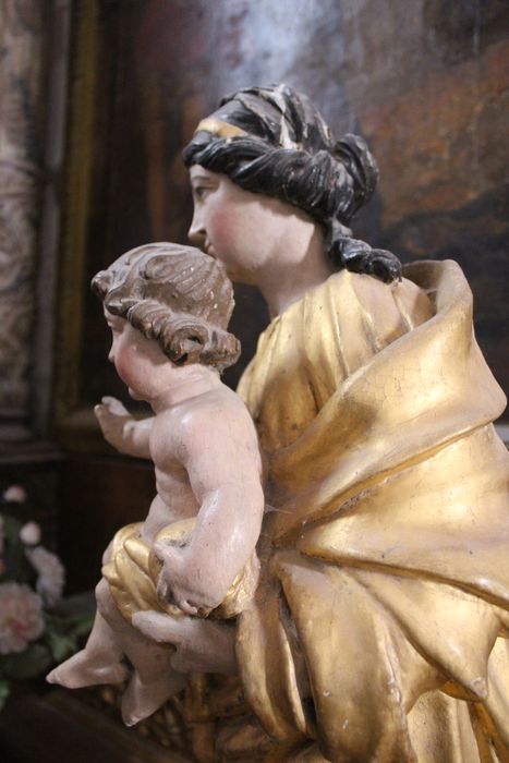 statue : Vierge à l'Enfant, profil gauche, vue partielle