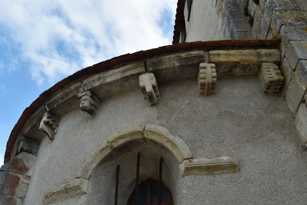 Eglise de Jussat : Chevet, détail des modillons sculptés