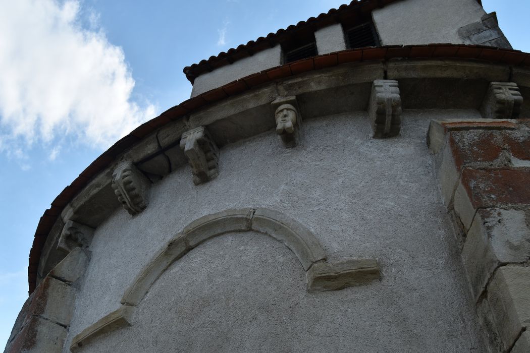 Eglise de Jussat : Chevet, détail des modillons sculptés