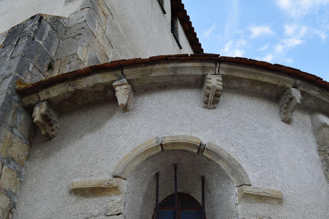 Eglise de Jussat : Chevet, détail des modillons sculptés