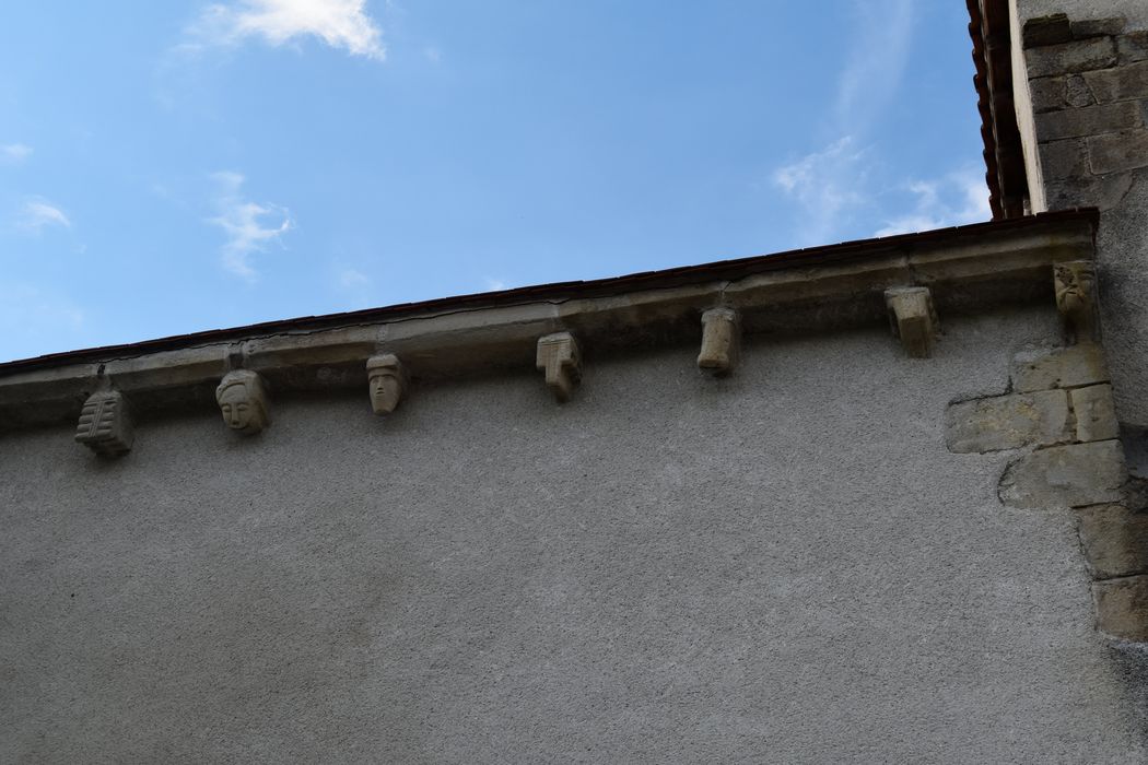 Eglise de Jussat : Façade latéral sud, détail des modillons sculptés