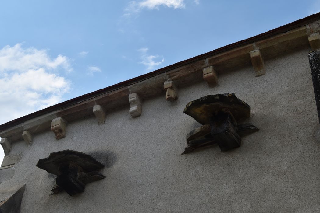 Eglise de Jussat : Façade latéral nord, détail des modillons sculptés