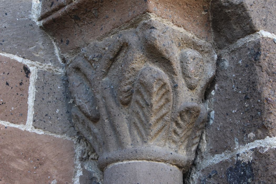 Eglise Saint-Roch : Portail occidental, détail d'un chapiteau sculpté