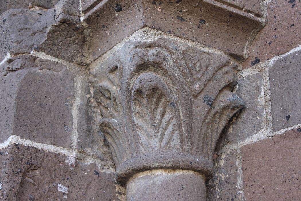 Eglise Saint-Roch : Portail occidental, détail d'un chapiteau sculpté