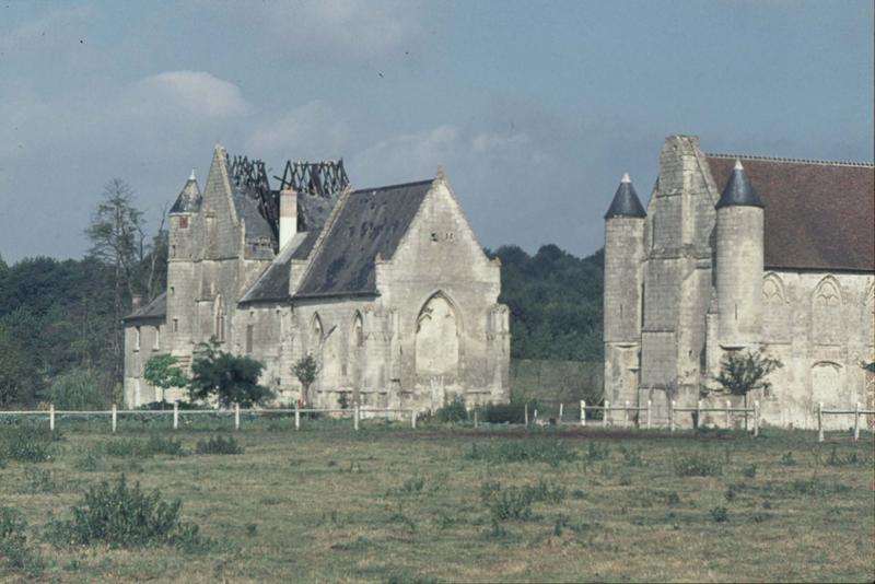 Logis abbatial et chapelle, façades sud et bâtiment des hôtes