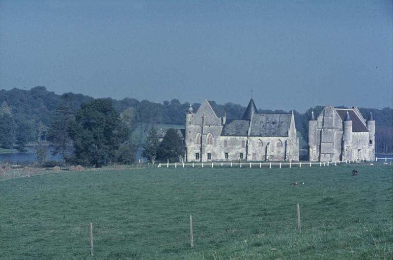 Logis abbatial et chapelle, façades sud et bâtiment des hôtes