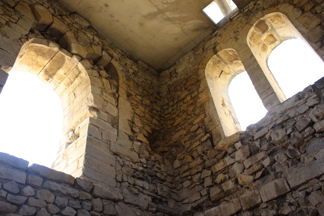 Eglise Saint-Félix : Clocher, vue partielle des maçonneries intérieures