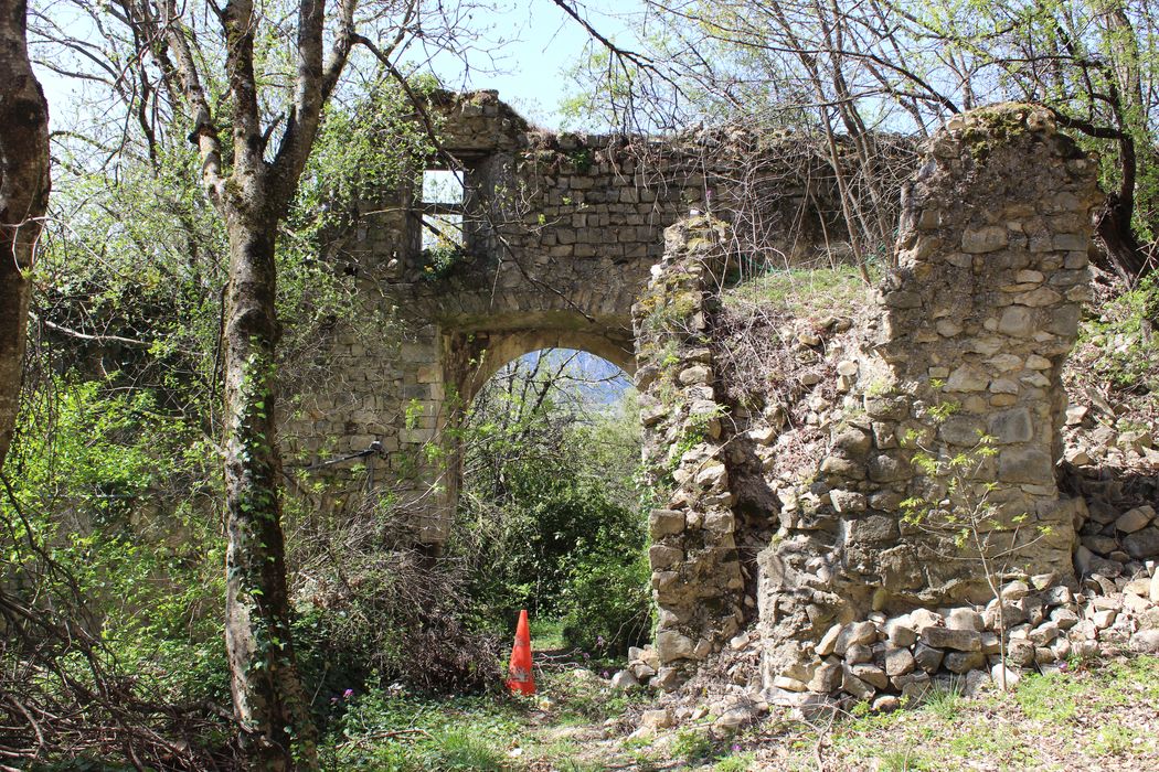 Château des Tourettes (vestiges) : Ruines d'une ancienne porte à l'Ouest