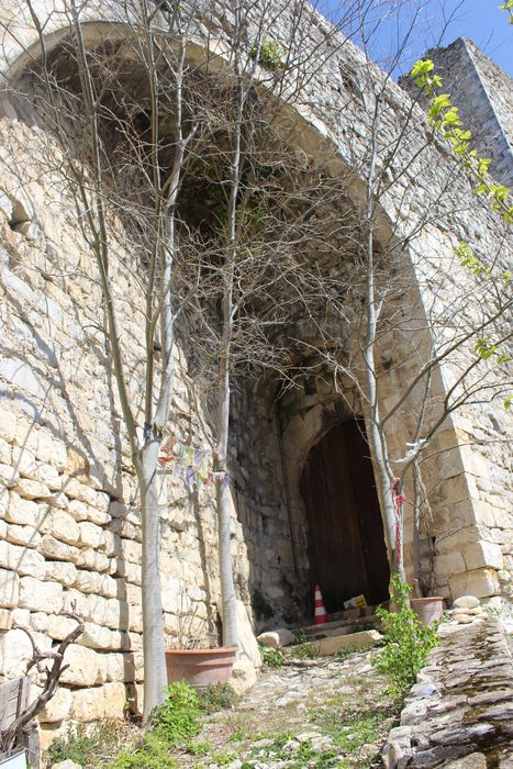 Château des Tourettes (vestiges) : Façade sud, portail d'accès, vue partielle