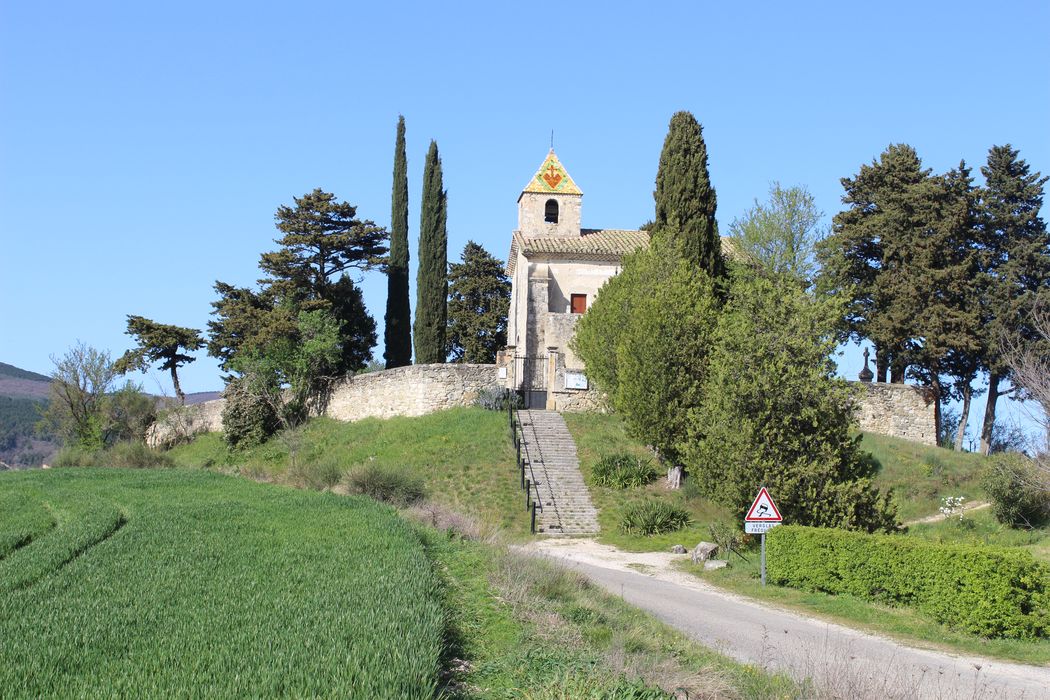 Chapelle Saint-Michel : Vue partielle de la chapelle dans son environnement depuis le sud