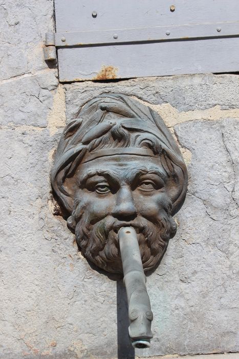 Fontaine publique, détail d'un des deux masques de fontaine