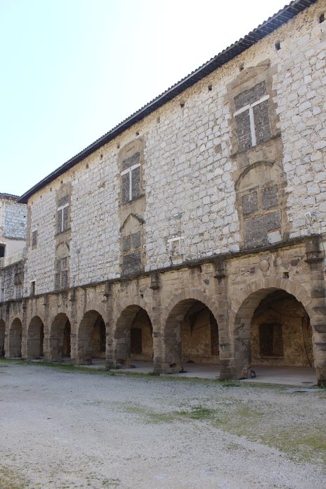 Château : Cour intérieure, aile sud, façade nord, vue générale