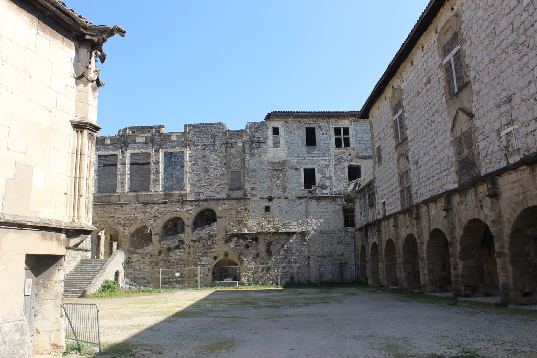 Château : Cour intérieure, ailes sud et est, façades nord et ouest, vue générale