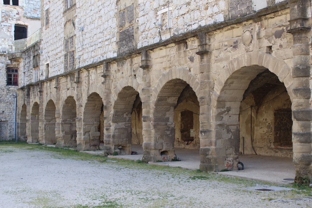 Château : Cour intérieure, aile sud, façade nord, vue partielle