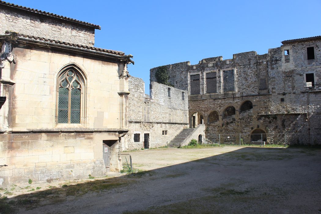 Château : Cour intérieure, chapelle, vue partielle