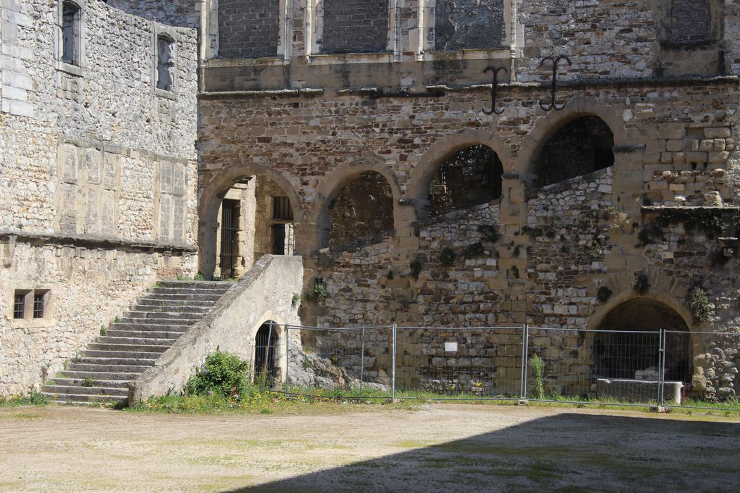 Château : Cour intérieure, aile est, façade ouest, vue partielle