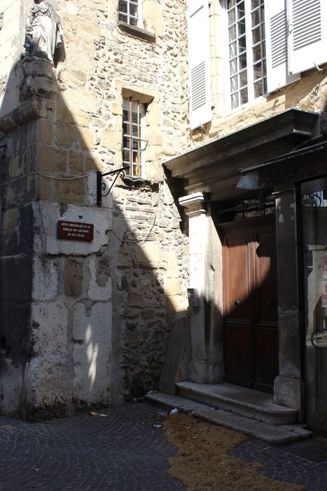 Maison : Façade sur rue, porte d'accès, vue générale