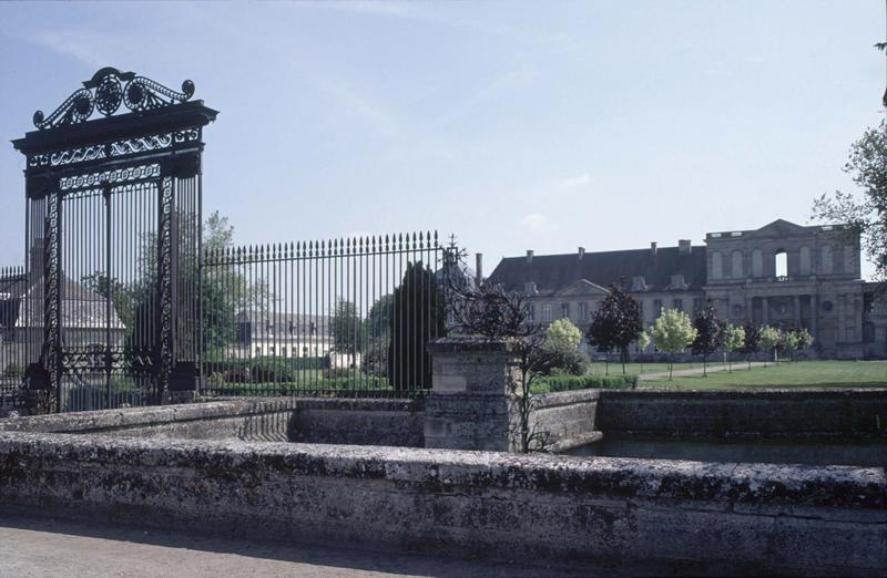 Grille d'entrée en fer forgé et façade sur cour