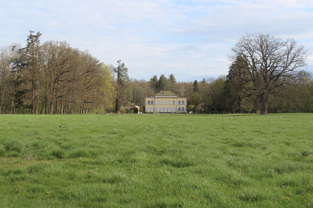 Villa de la Gagère : Vue générale de la villa dans son environnement depuis le Sud