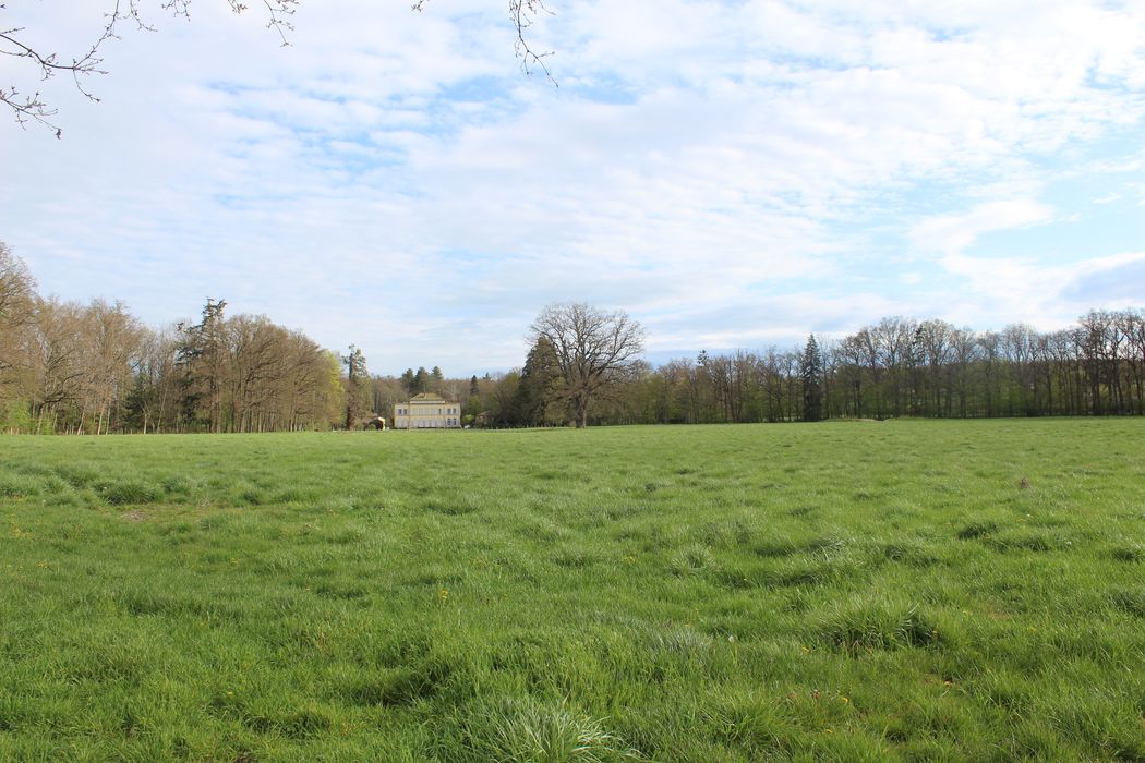 Villa de la Gagère : Vue générale de la villa dans son environnement depuis le Sud