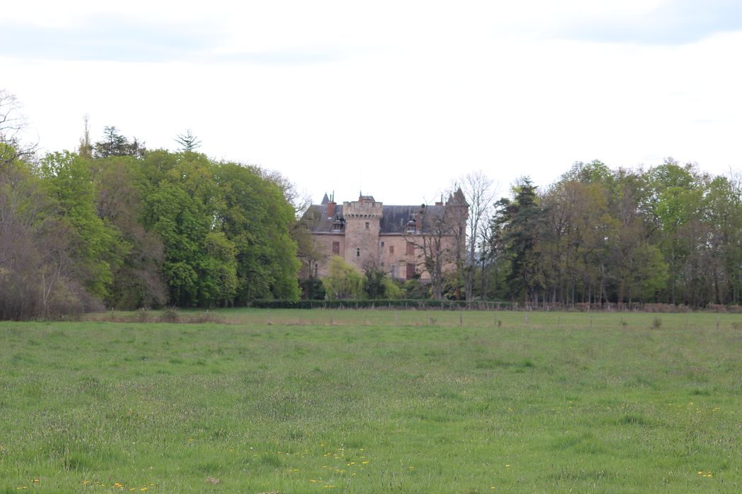 Château de La Garde : Vue partielle du château dans son environnement depuis le Nord