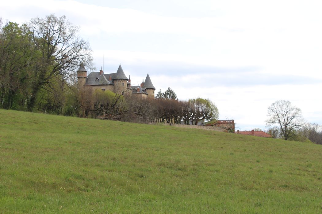 Château de La Garde : Vue partielle du château dans son environnement depuis l'Ouest