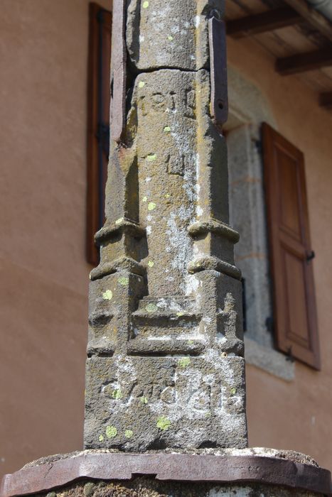 Fût de croix, détail des inscriptions