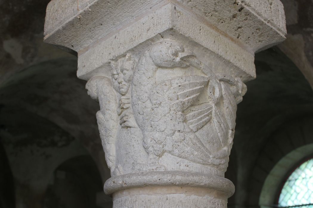 Eglise Saint-Martin : Salle capitulaire, détail d'un chapiteau