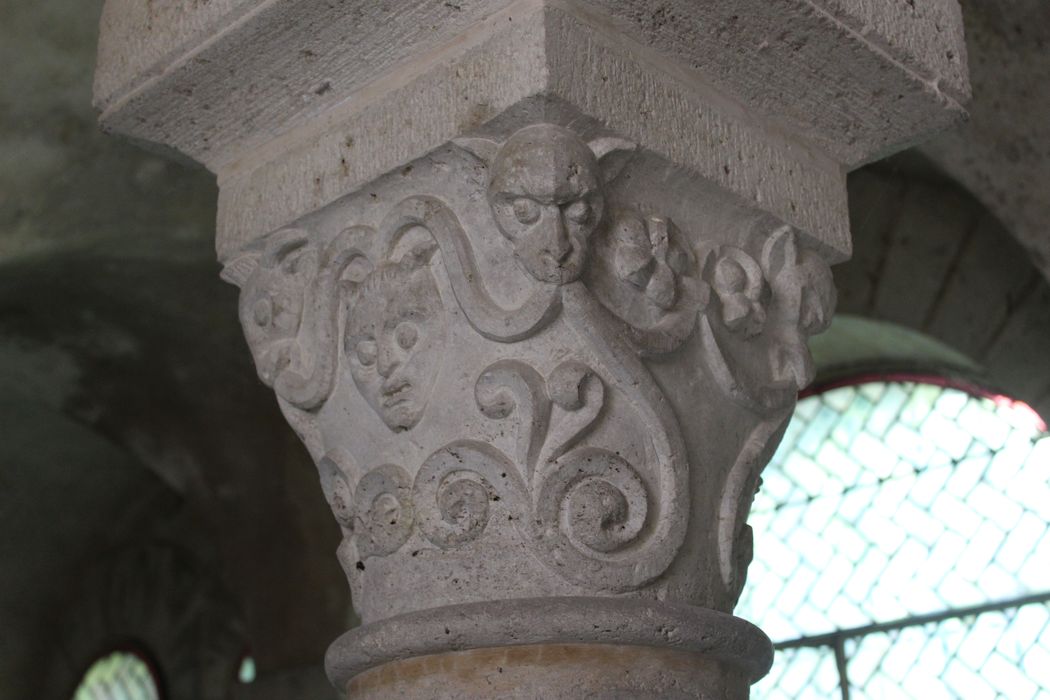 Eglise Saint-Martin : Salle capitulaire, détail d'un chapiteau