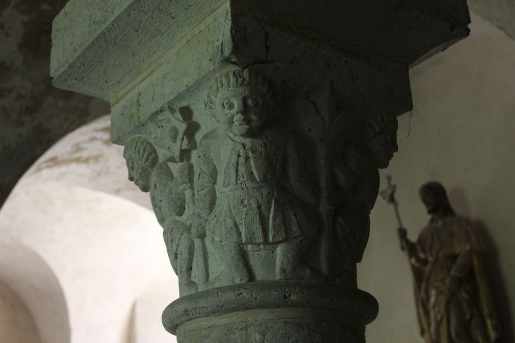 Eglise Saint-Martin : Salle capitulaire, détail d'un chapiteau