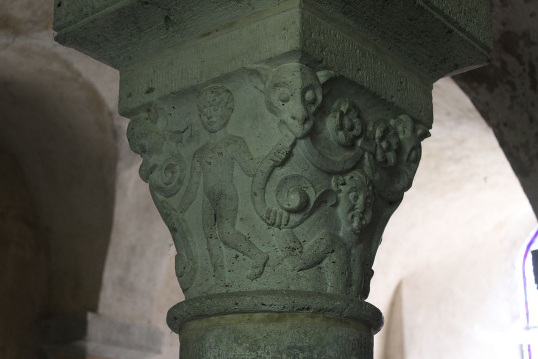 Eglise Saint-Martin : Salle capitulaire, détail d'un chapiteau