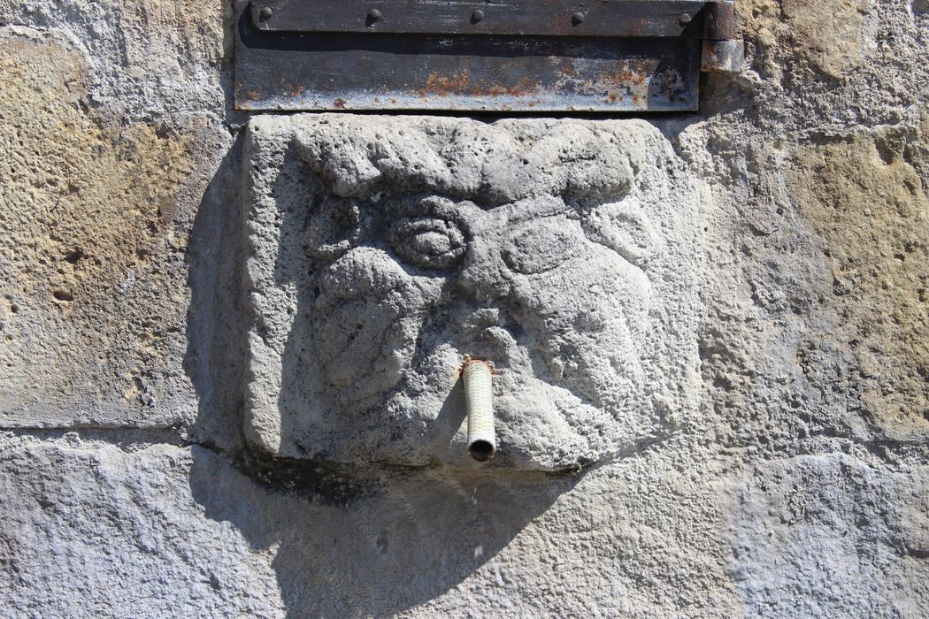 Fontaine, détail du macaron