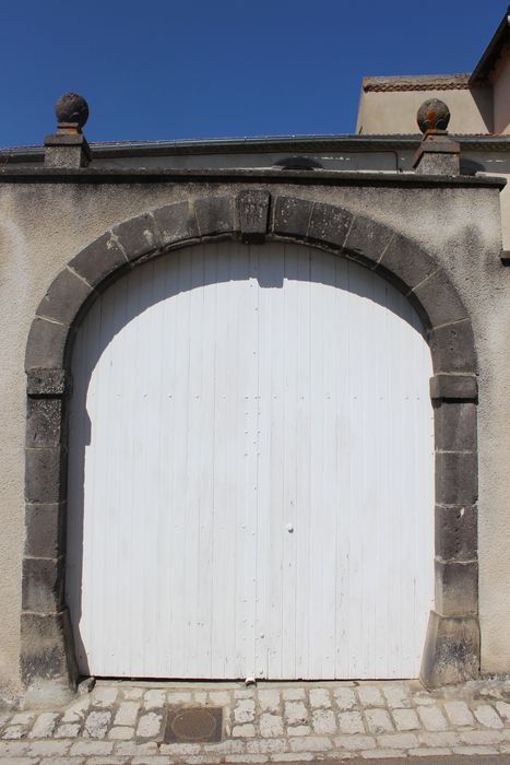 Maison Treilhes : Portail d'accès est, vue générale