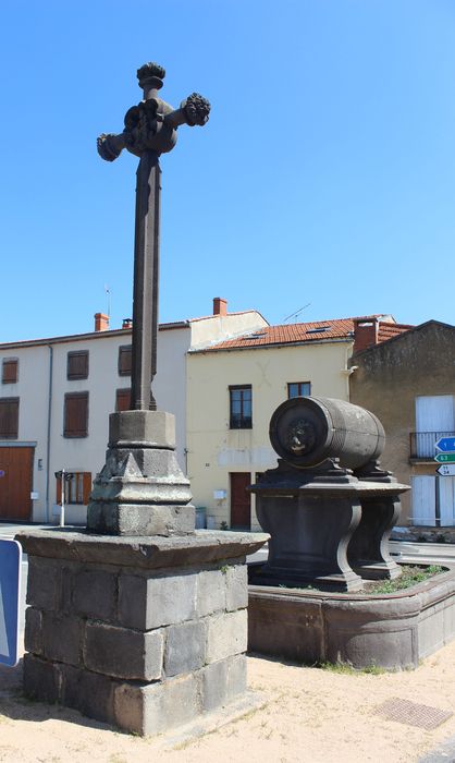 Croix de carrefour, fontaine