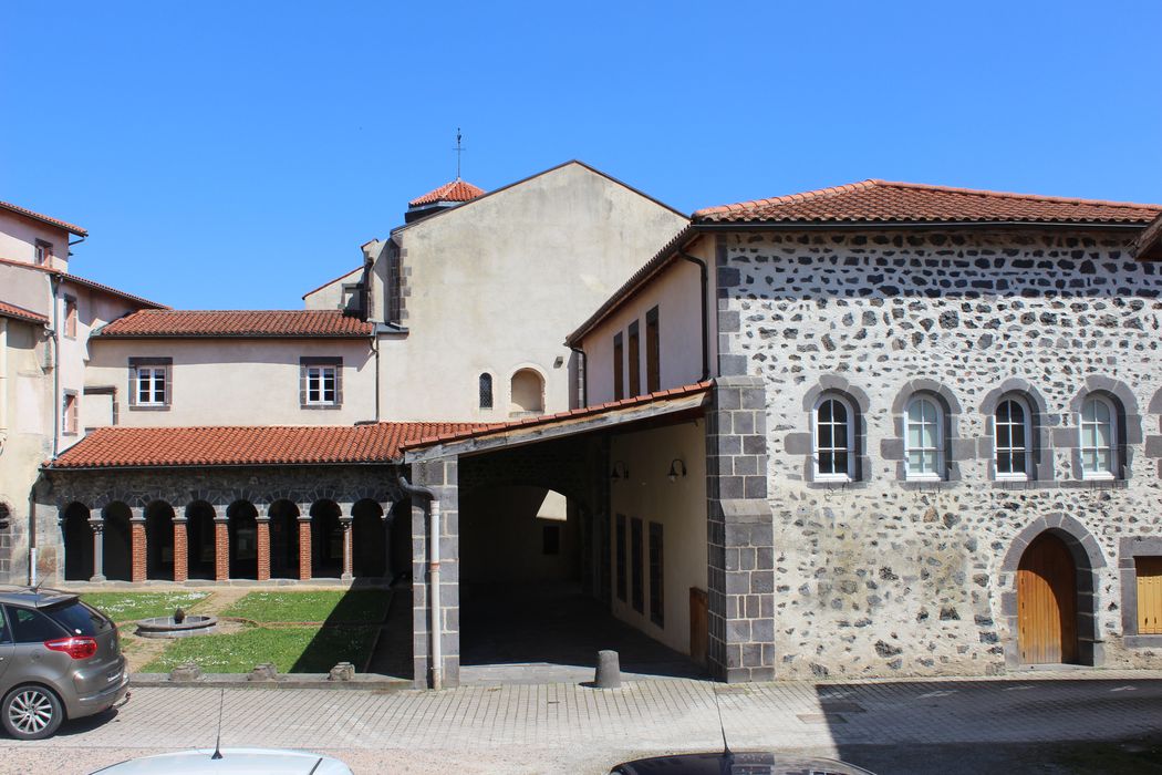 Monastère des Bénédictines : Cloître, vue partielle