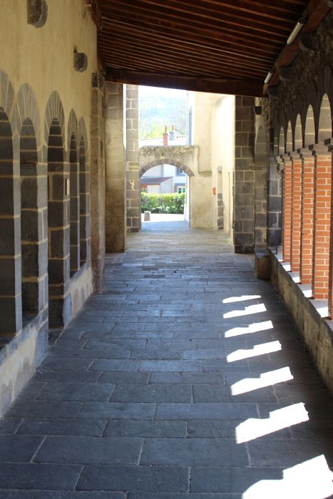 Monastère des Bénédictines : Cloître, galerie est, vue générale