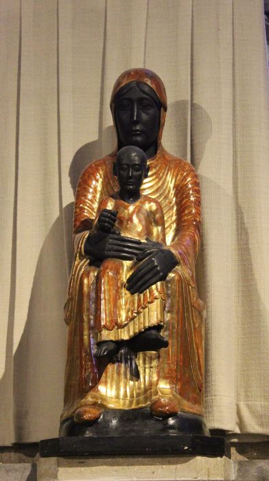 statue : Vierge noire en majesté