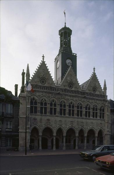 Façade principale sur la grand-place