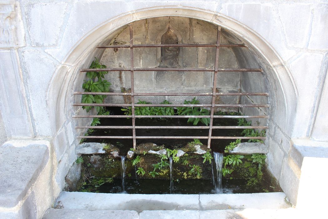 Fontaine, vue partielle