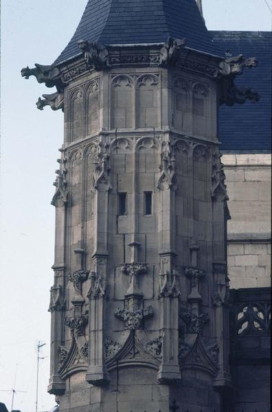 Façade postérieure : détail d'une tourelle