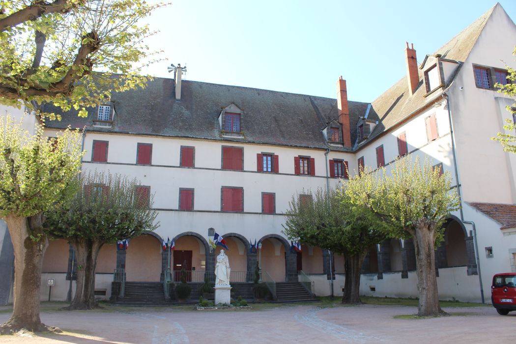 Hôtel de ville : Façade est sur cour, vue partielle